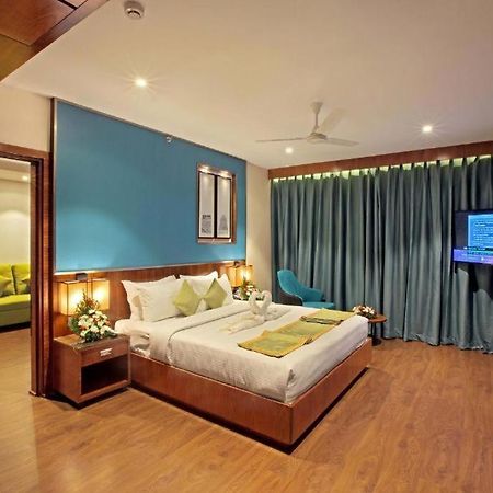 Hotel Ceasar Palace Thodupuzha Kültér fotó