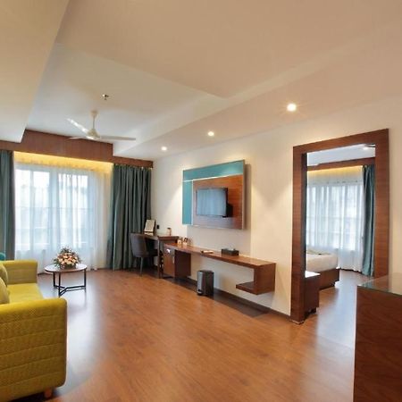 Hotel Ceasar Palace Thodupuzha Kültér fotó
