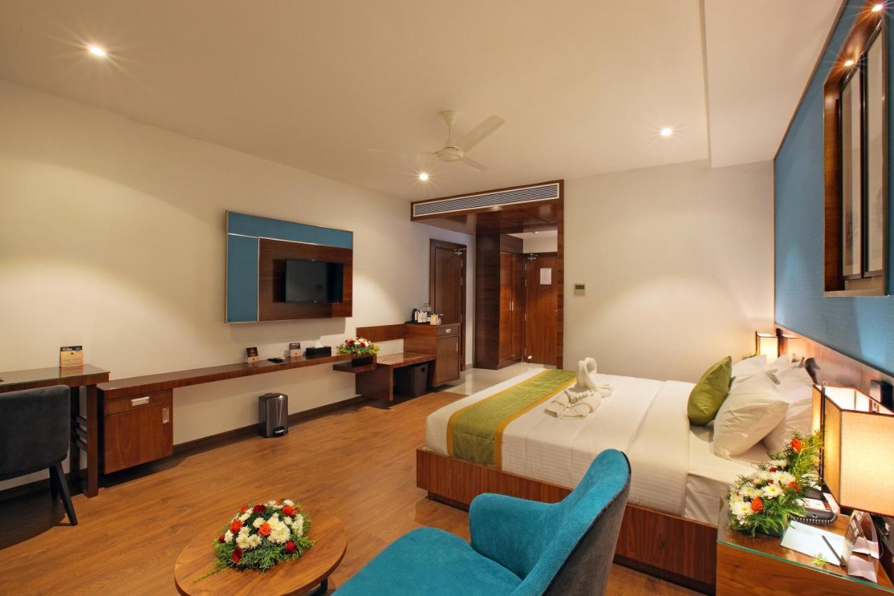 Hotel Ceasar Palace Thodupuzha Kültér fotó