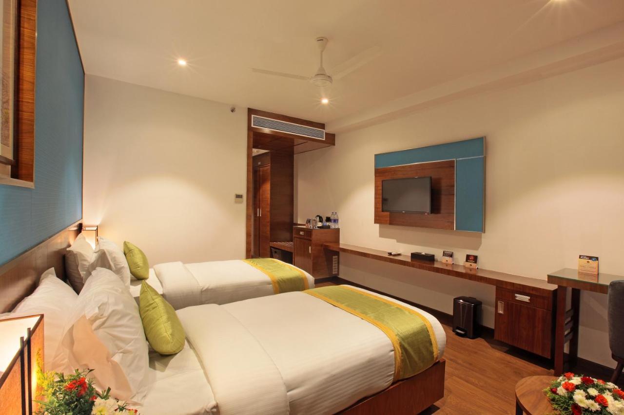 Hotel Ceasar Palace Thodupuzha Kültér fotó