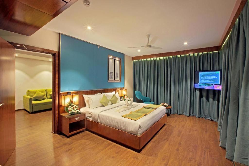Hotel Ceasar Palace Thodupuzha Kültér fotó