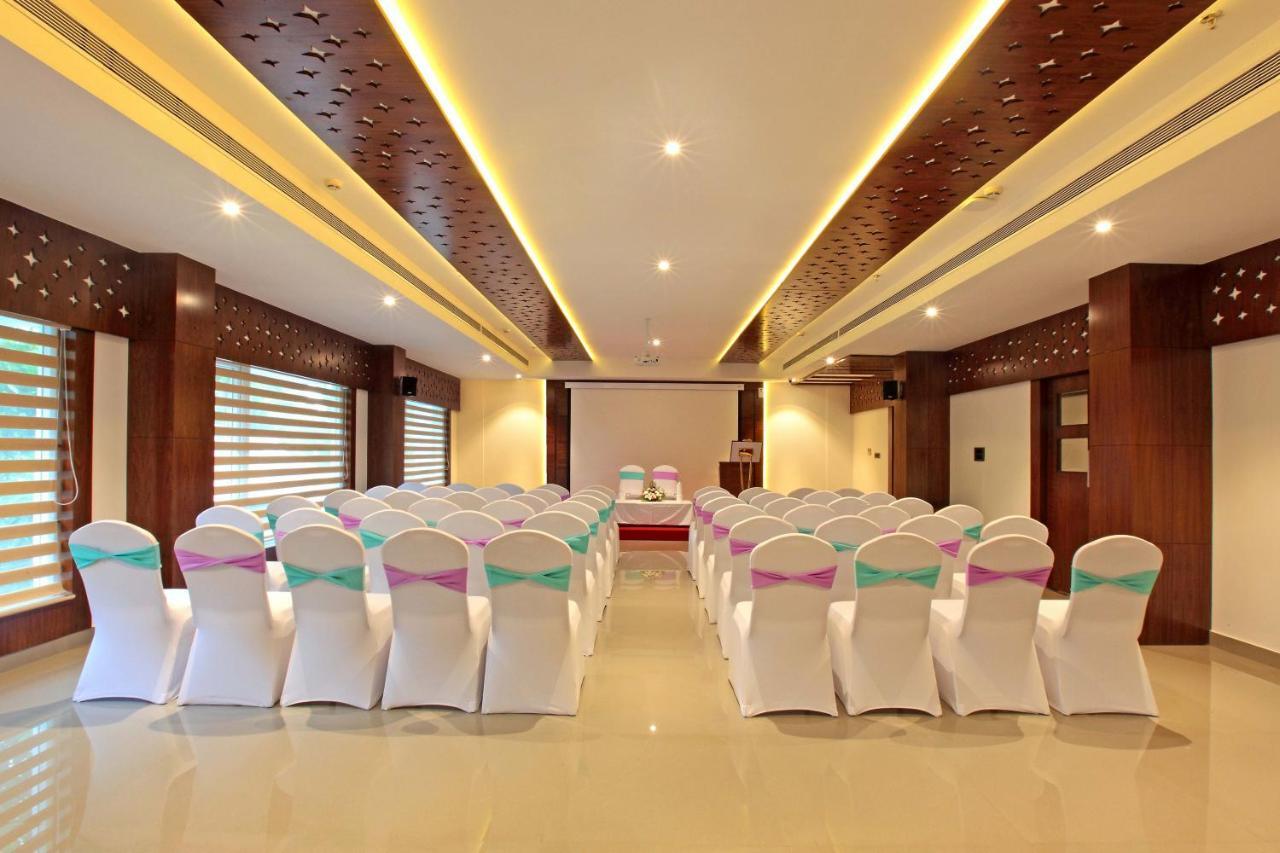 Hotel Ceasar Palace Thodupuzha Kültér fotó