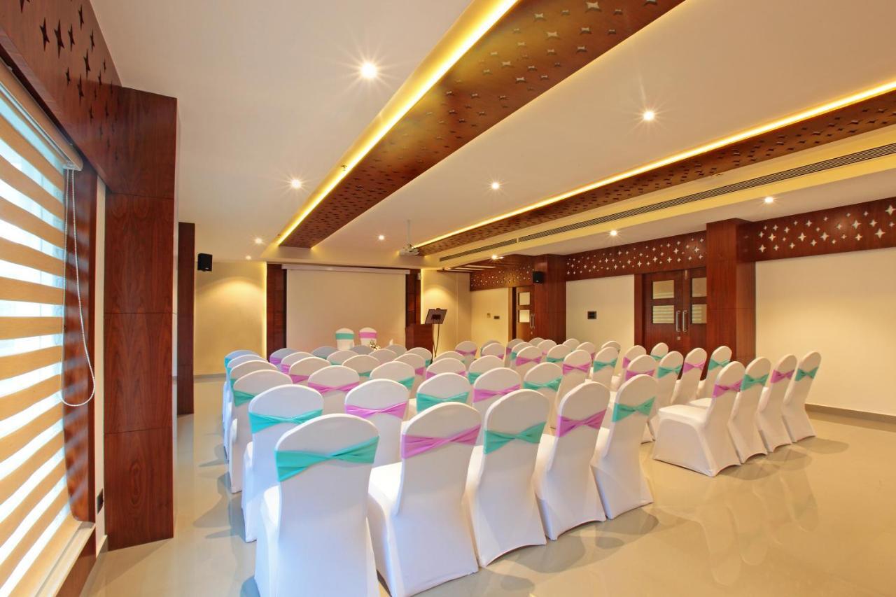 Hotel Ceasar Palace Thodupuzha Kültér fotó