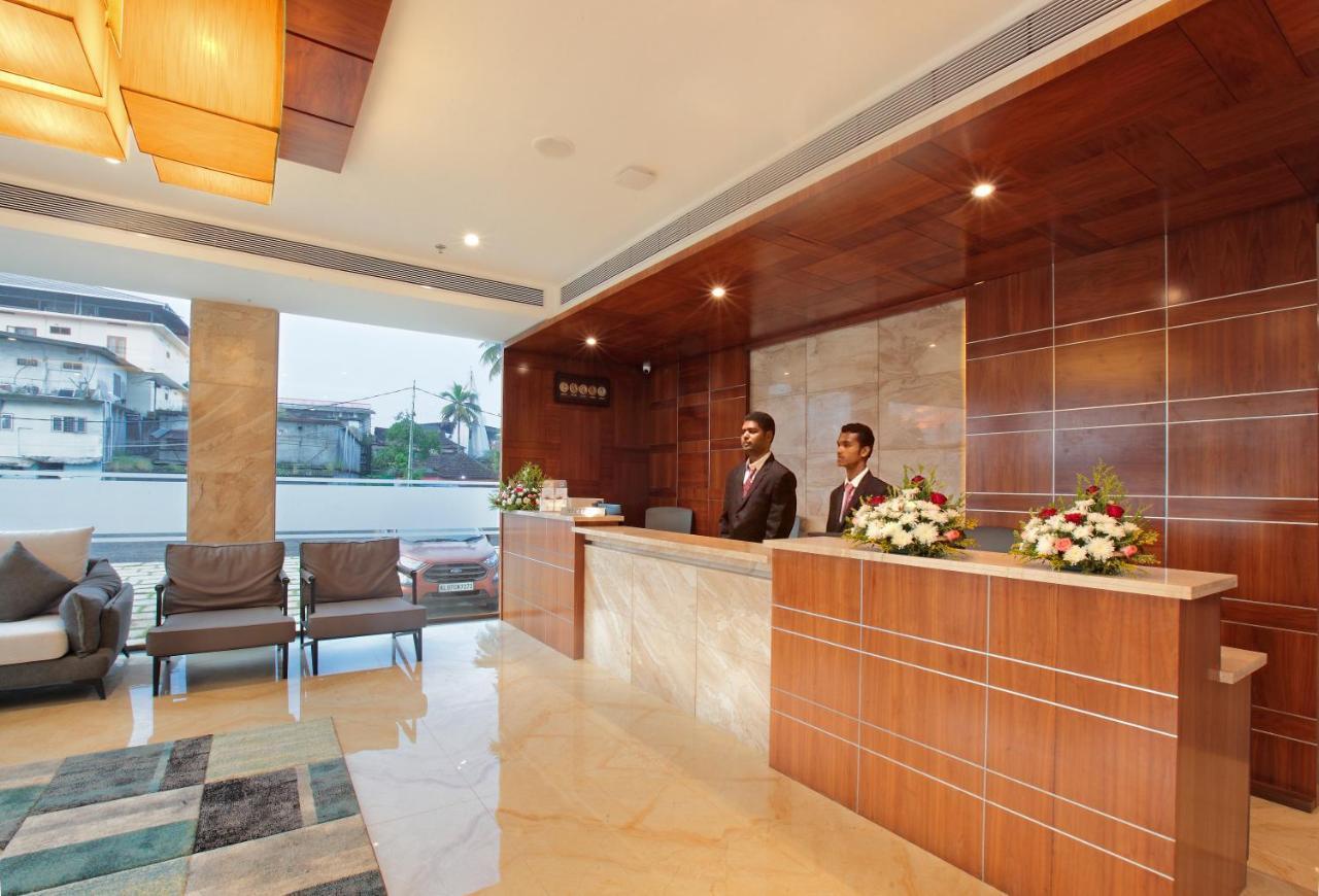 Hotel Ceasar Palace Thodupuzha Kültér fotó