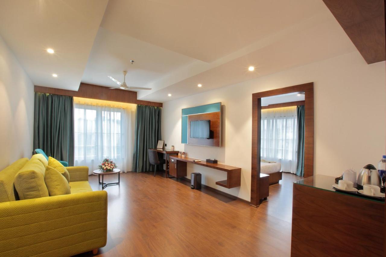 Hotel Ceasar Palace Thodupuzha Kültér fotó