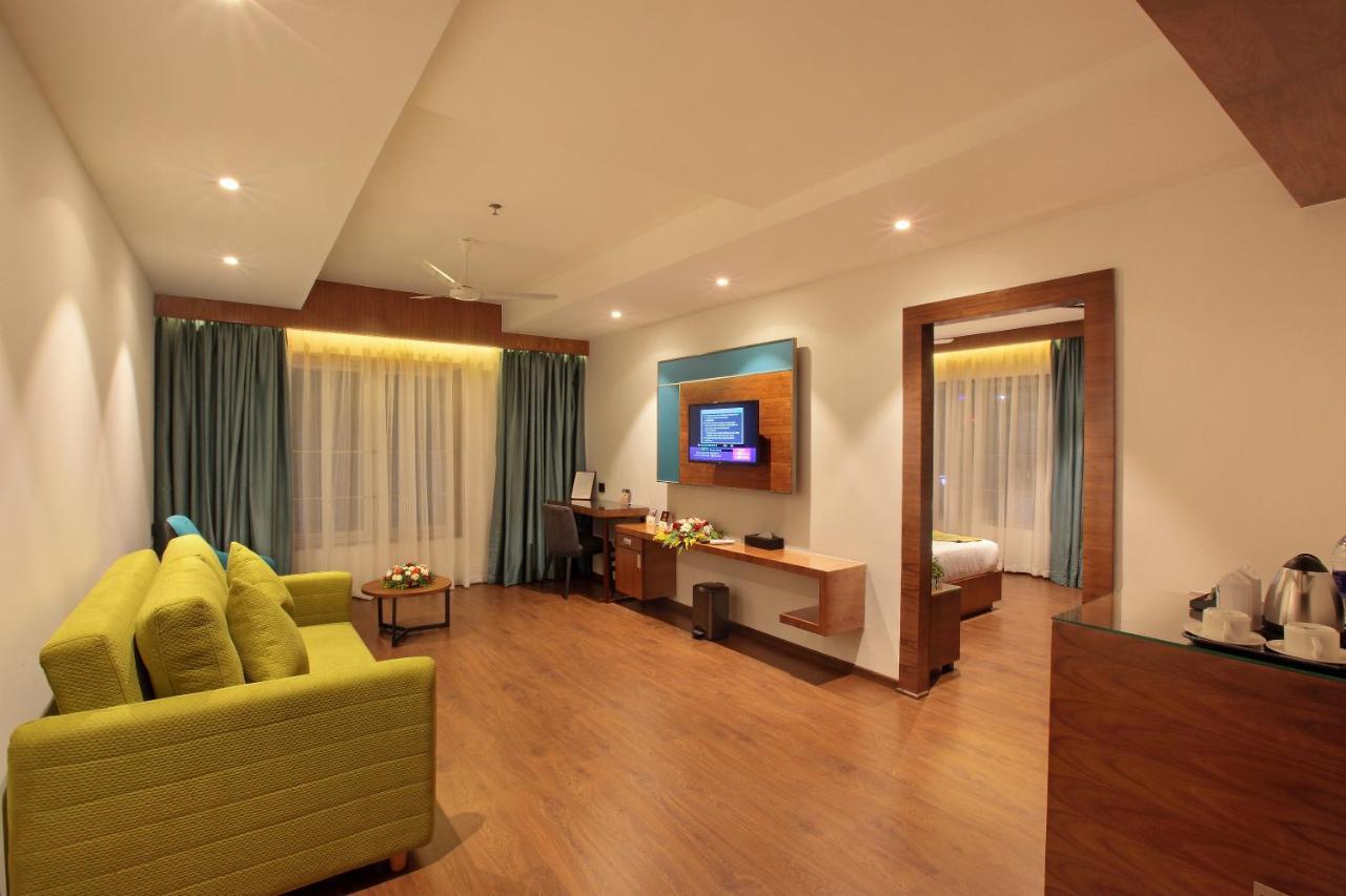 Hotel Ceasar Palace Thodupuzha Kültér fotó